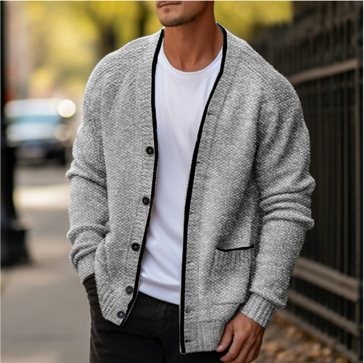 Cardigan masculino André de malha, decote V, com botões, ideal para outono e inverno.