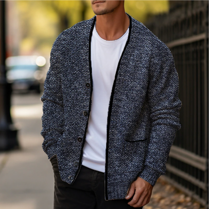 Cardigan André masculino elegante de malha confortável, decote V e botões, roupa essencial para o homem.