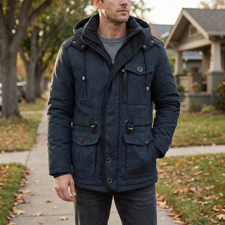 Parka masculina preta com capuz removível e múltiplos bolsos, ideal para inverno e outono.