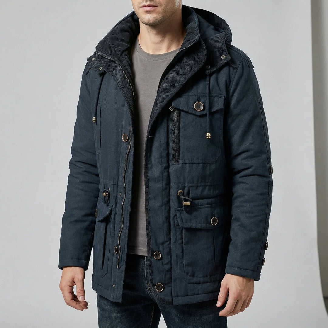Detalhe da parka masculina com capuz removível, protegendo do frio no inverno e outono.