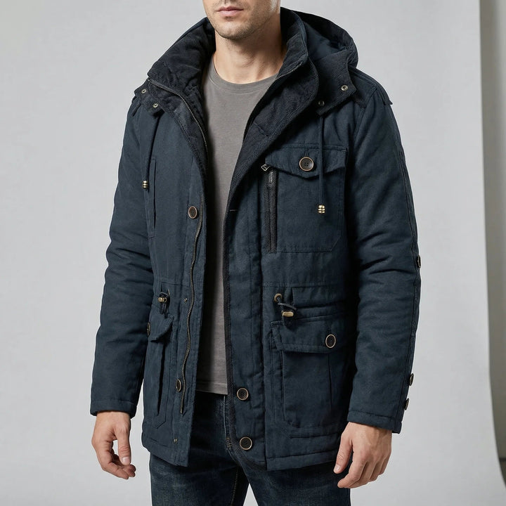 Detalhe da parka masculina com capuz removível, protegendo do frio no inverno e outono.