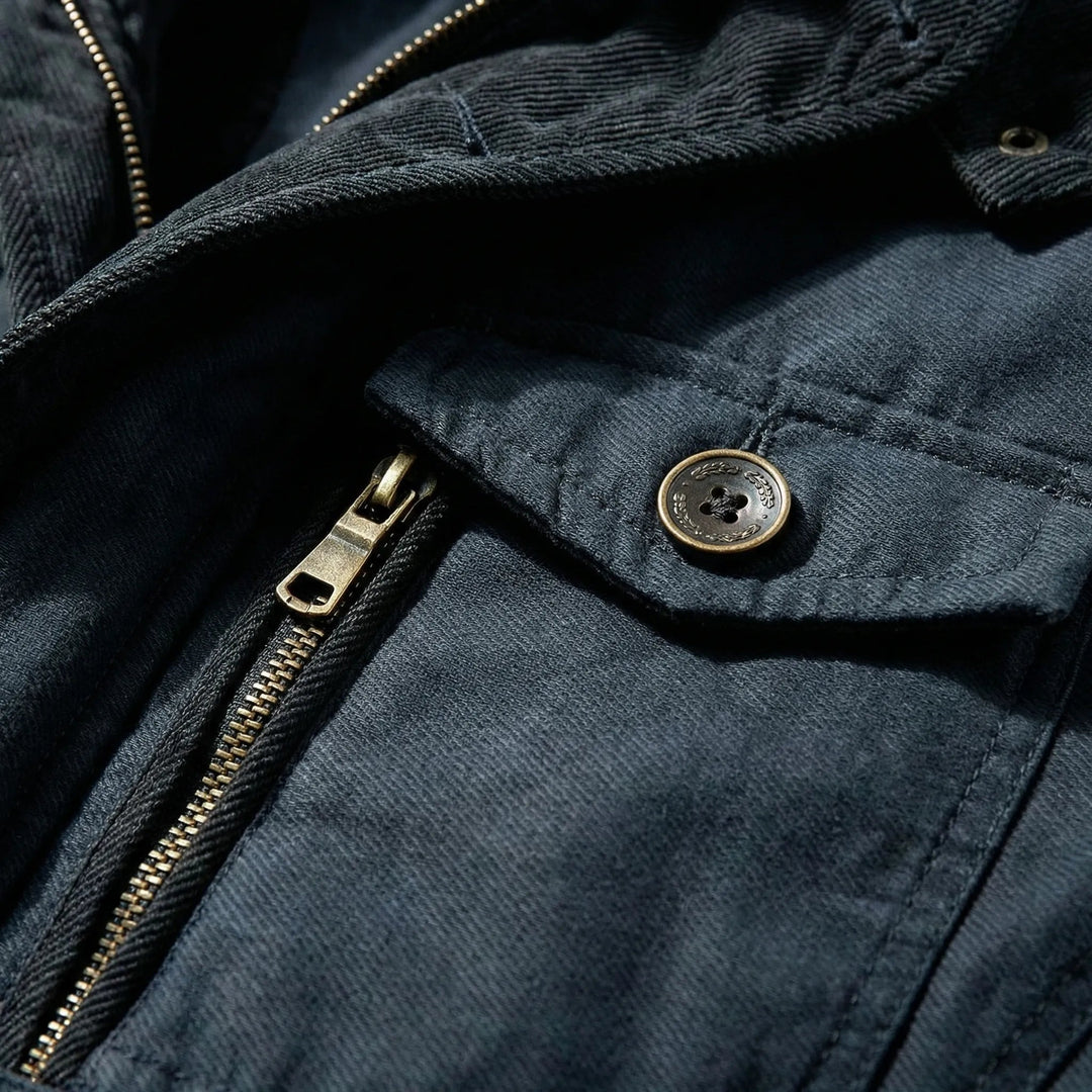 Parka masculina com múltiplos bolsos frontais e laterais, funcional para outono e inverno.