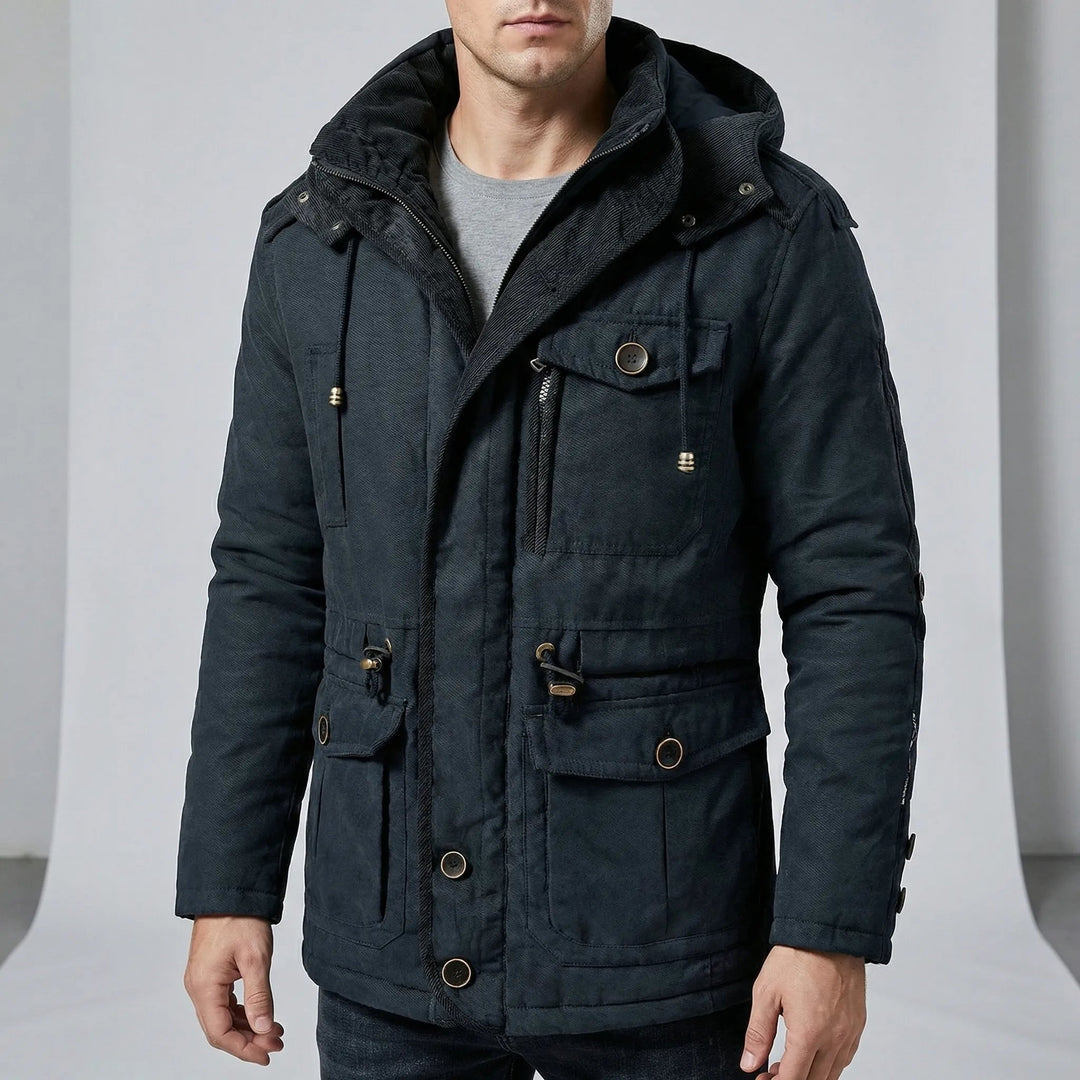 Homem usando parka masculina preta para inverno, com capuz e bolsos, estilo agasalho casual.