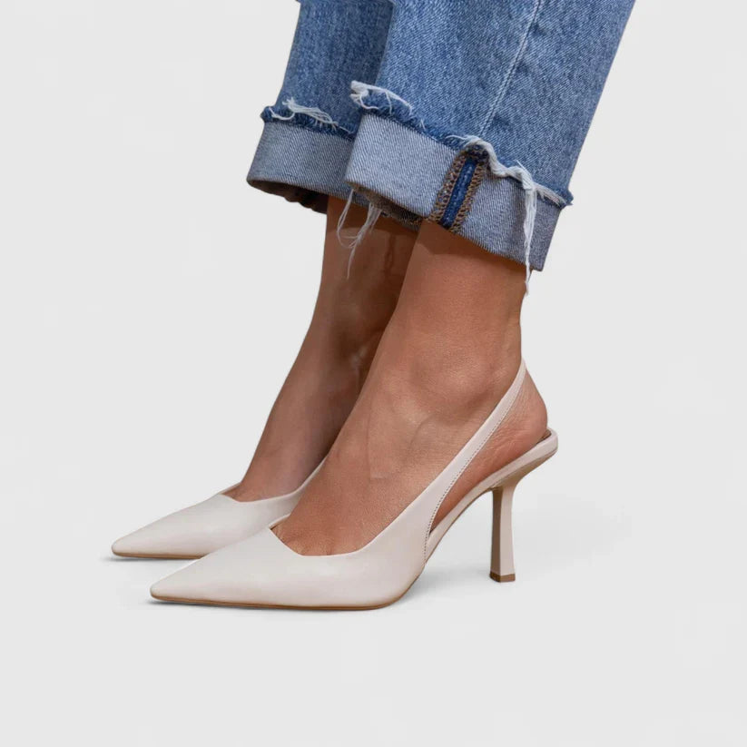 Slingback feminino sofisticado para o dia a dia. Desfrute do conforto e elegância com este sapato de salto fino chic.