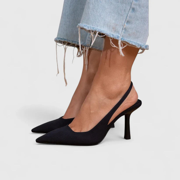 Sapato feminino slingback clássico com salto fino. Conforto e elegância atemporais, perfeito para a moda verão.
