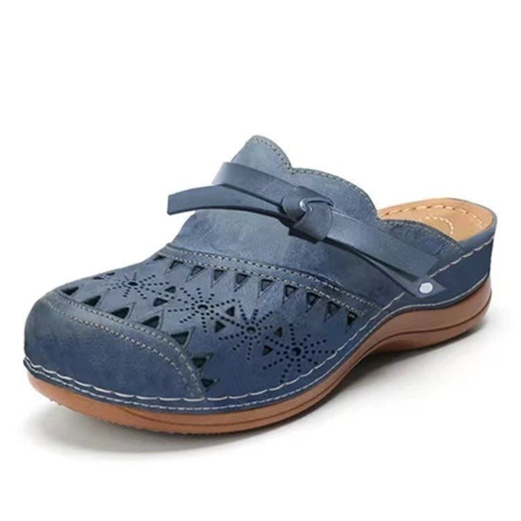 Tamanco feminino Aurora ajustável com recortes modernos, sola confortável, perfeito para o verão e uso diário.