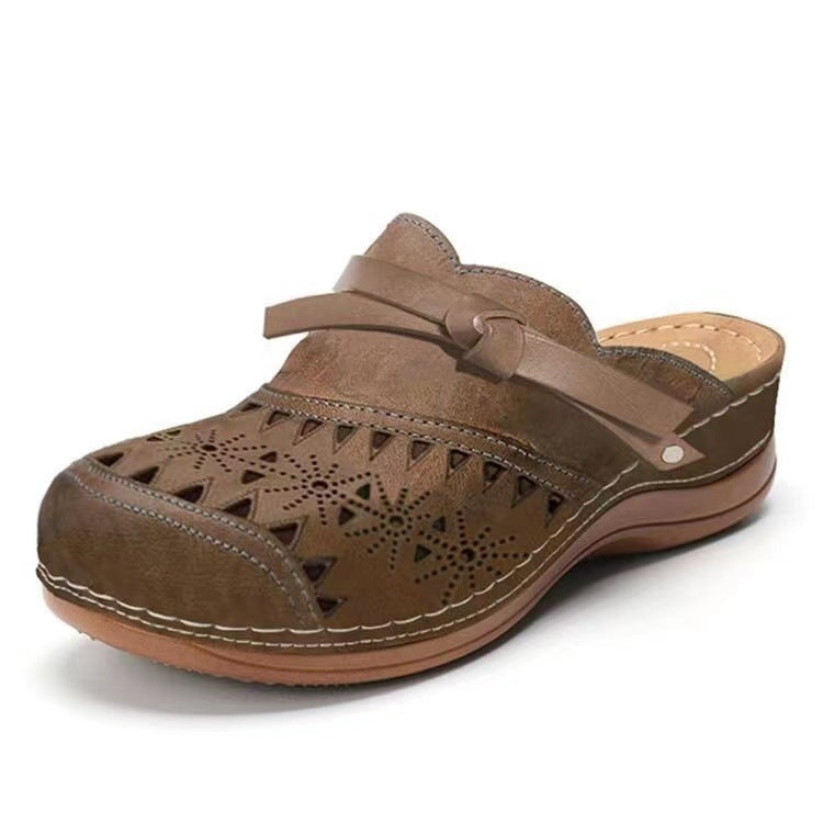Tamanco feminino Aurora colorido com recortes, ideal para conforto e estilo casual no dia a dia de verão.
