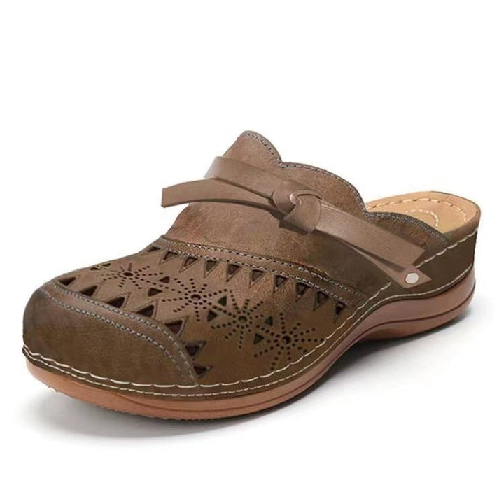 Tamanco feminino Aurora colorido com recortes, ideal para conforto e estilo casual no dia a dia de verão.