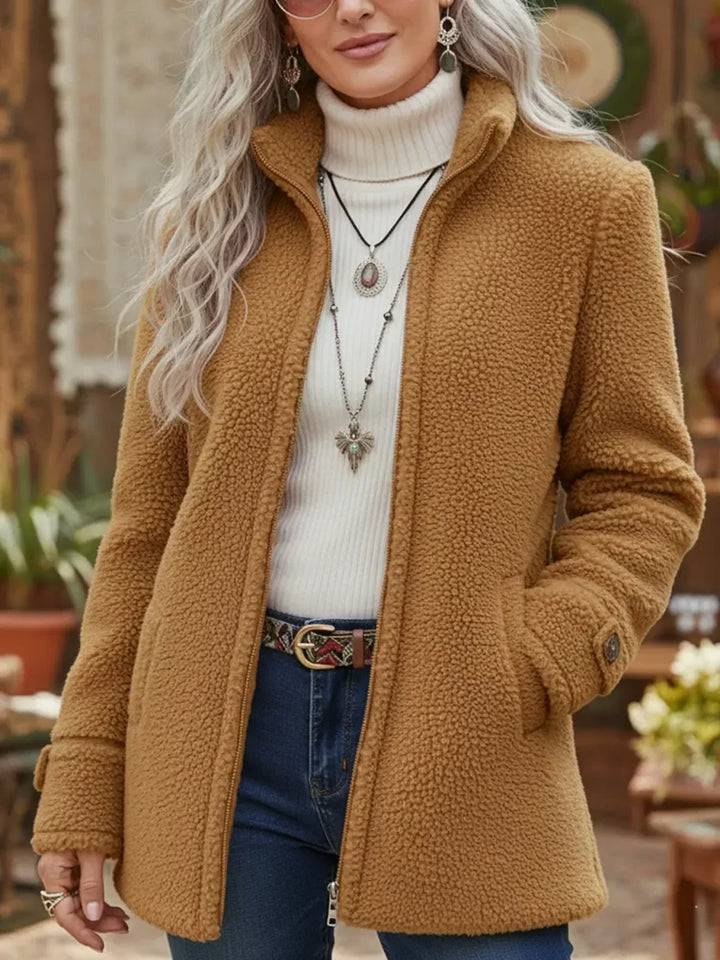 Elegante casaco feminino com zíper, perfeito para outono/inverno. Peça intermédia versátil e com estilo para moda.