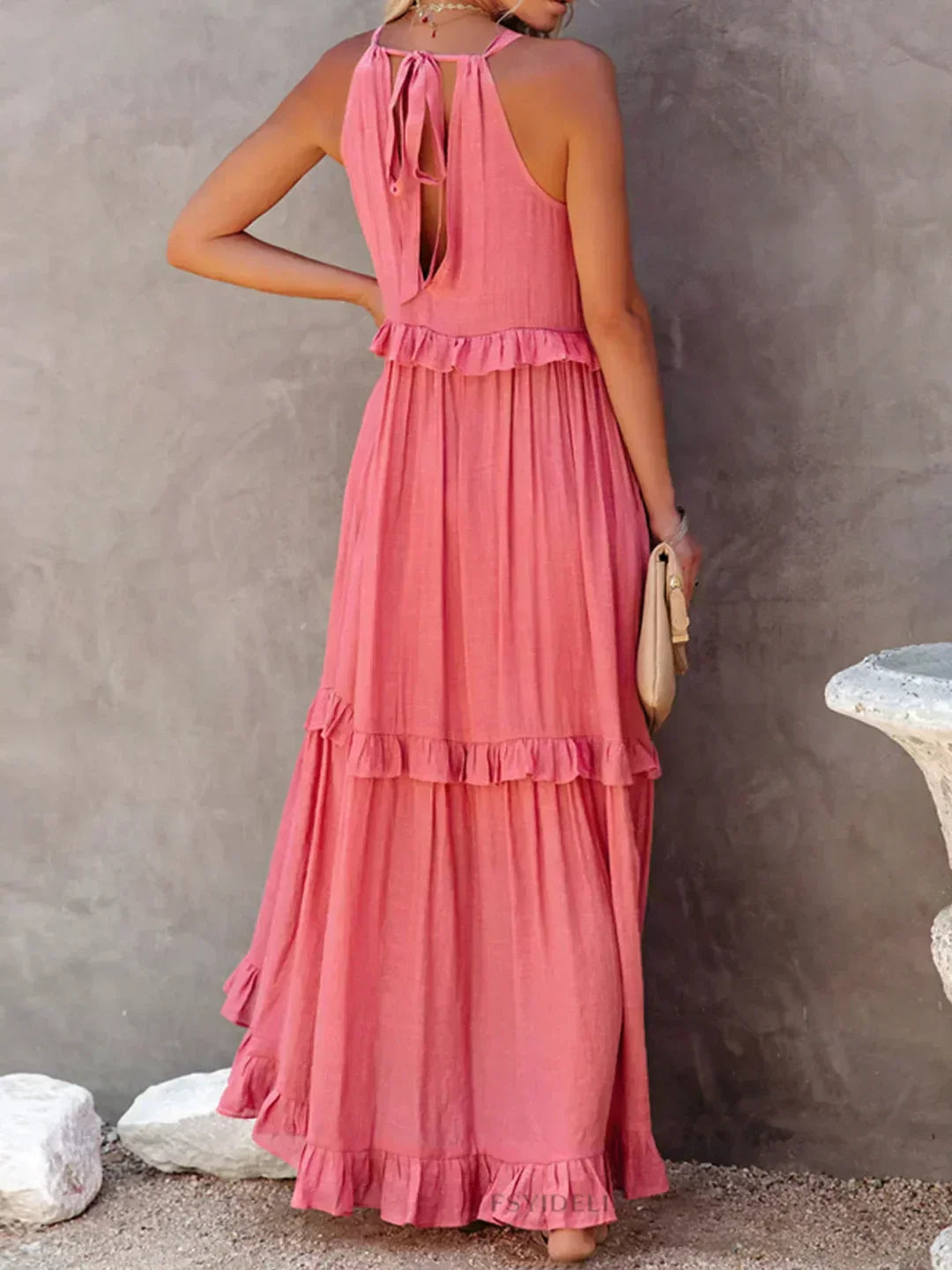 Vestido feminino longo de festa, babados e alças finas. Silhueta elegante para celebrações.