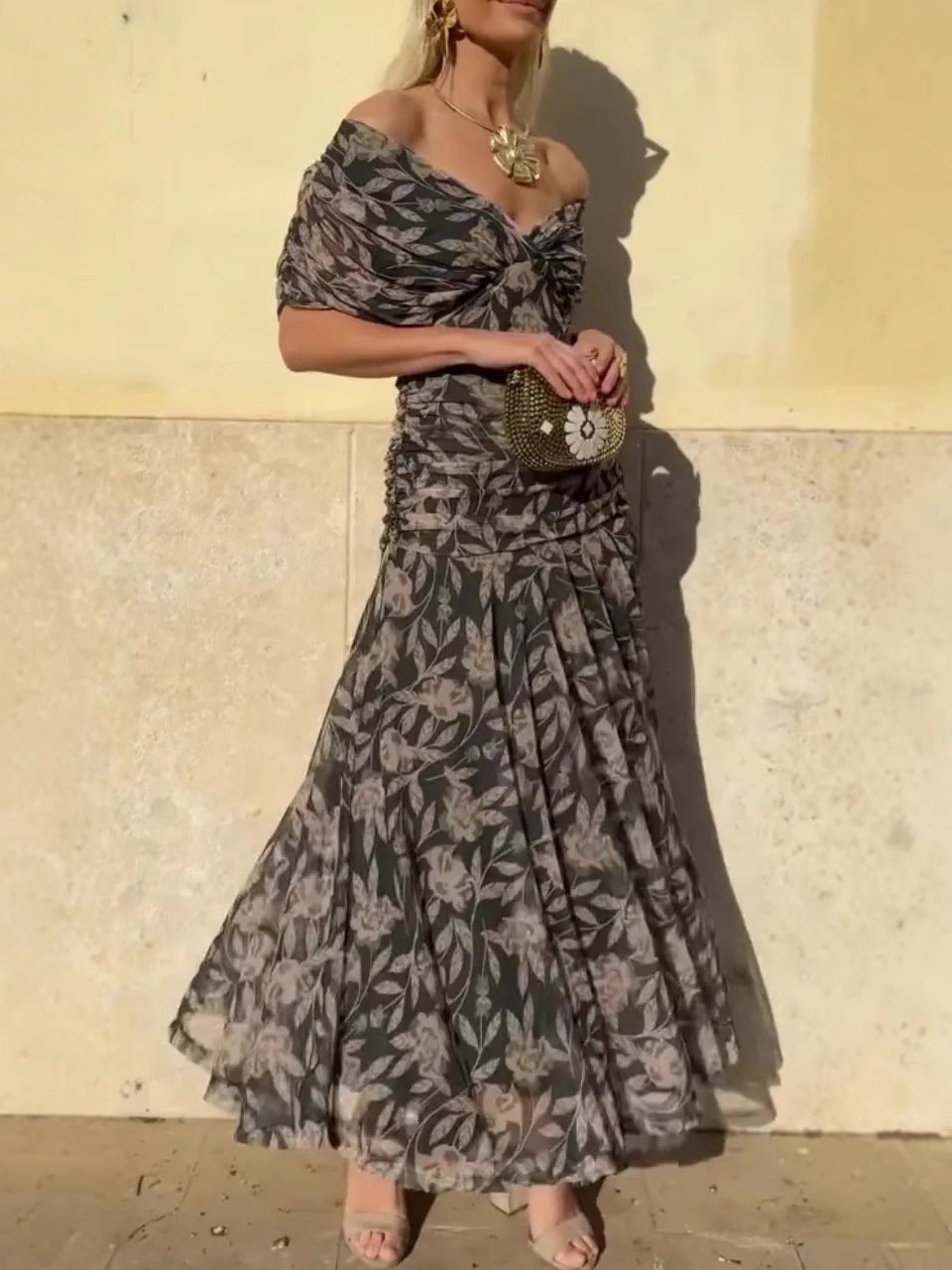 Vestido maxi Naomi feminino, estampa floral elegante, decote moderno. Perfeito para o verão chique.