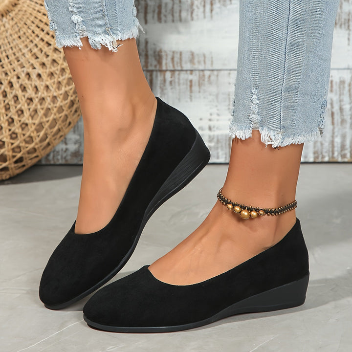 Sapatilhas femininas com salto cunha, perfeitas para combinar conforto superior e elegância.