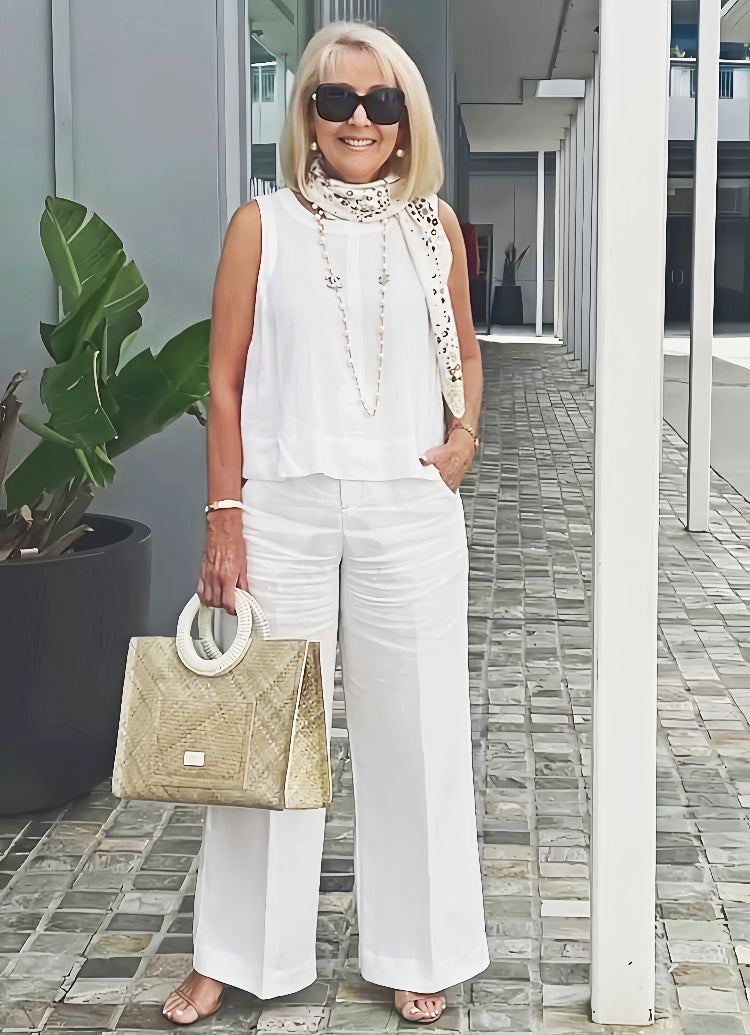 Conjunto feminino Cyra branco, elegante e confortável, duas peças para estilo casual e versátil.