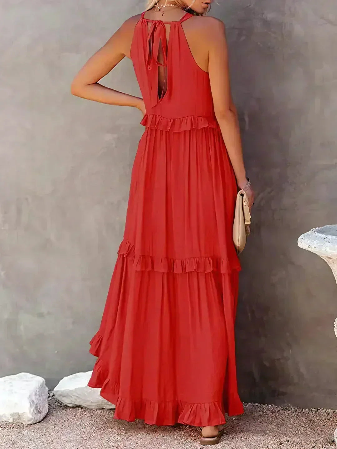 Vestido longo feminino casual chic, babados e alças finas. Versátil e confortável.