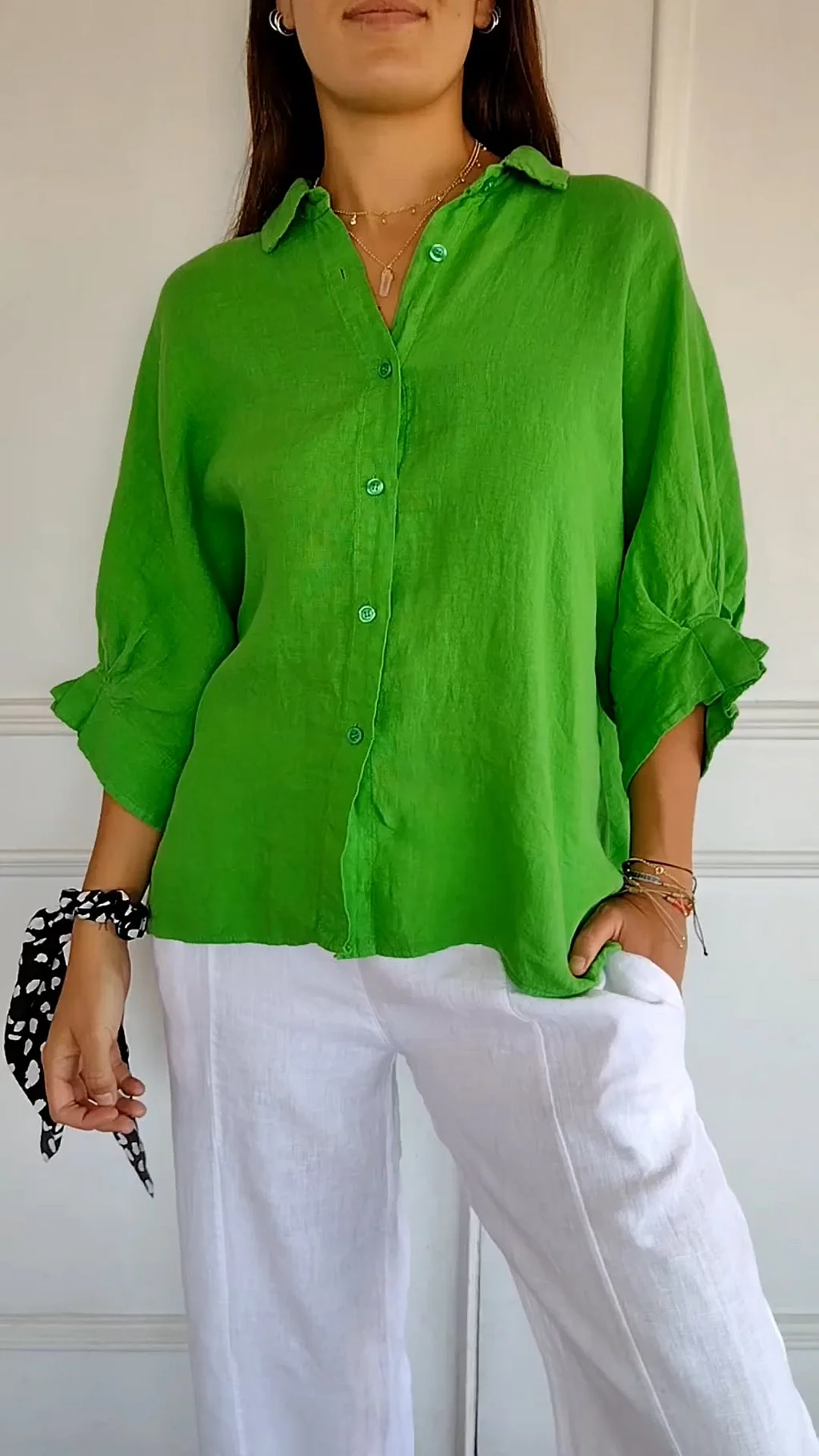 Detalhe da camisa feminina com nó frontal, realçando a elegância e o estilo moderno da blusa casual.
