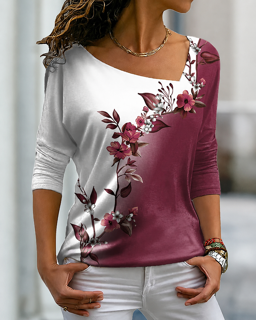 Roupa feminina: Blusa fluida de manga longa com estampa floral vibrante e decote V. Moda casual primavera/verão.