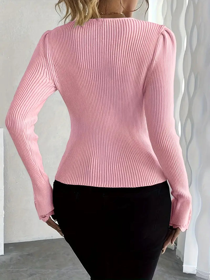 Camisola feminina canelada com decote V e detalhes em renda, perfeita para looks casuais chic ou de escritório.