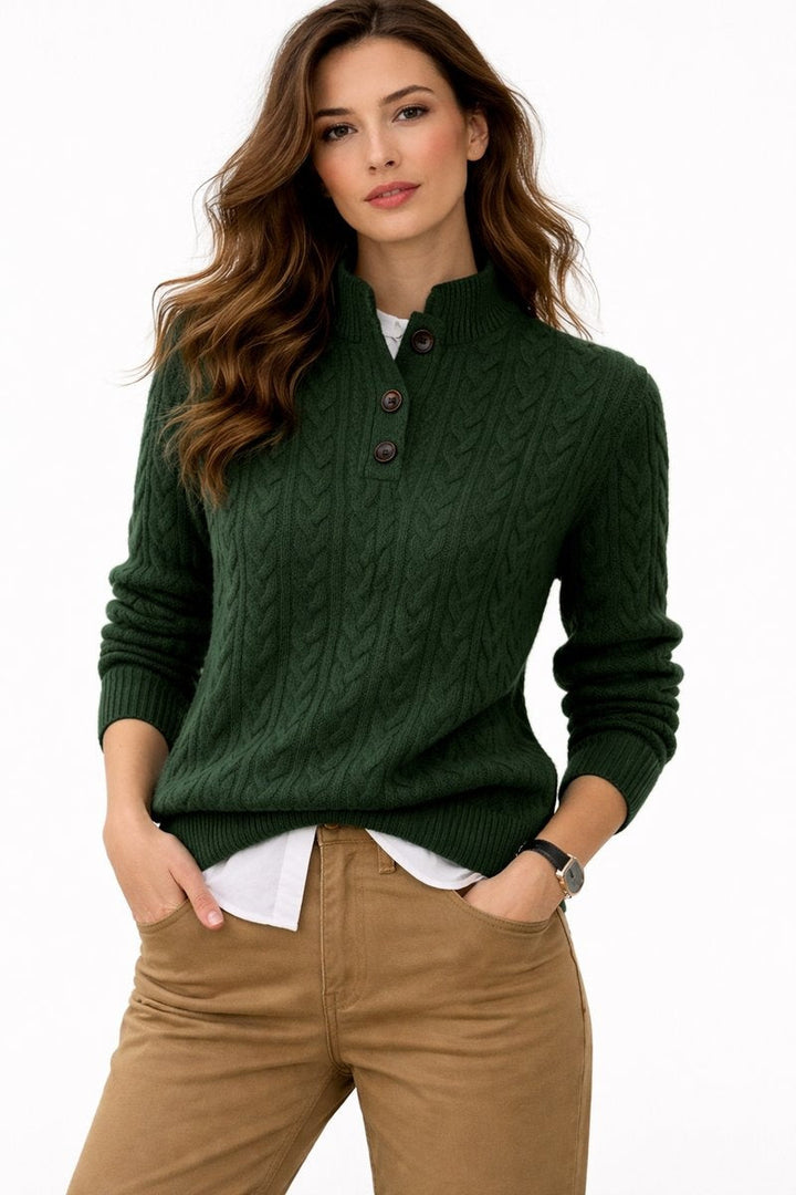 Roupa feminina: camisola de tricô trançado com gola de botões. Versátil para looks casuais de inverno.