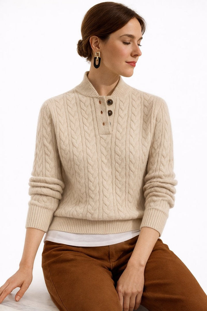 Camisola feminina de tricô trançado, essencial para o inverno. Gola de botões para conforto e um toque elegante.