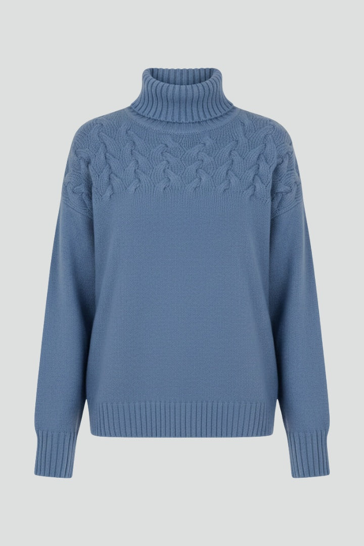 Camisola feminina de malha gola alta com padrão cable knit, ideal para inverno e outono.