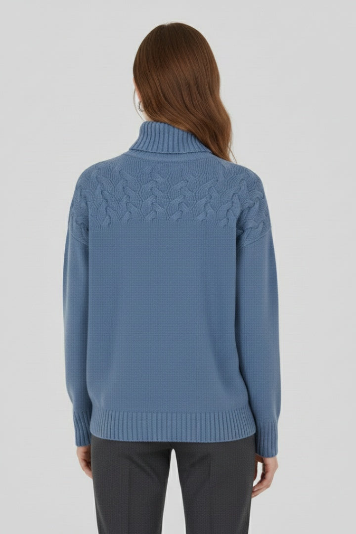 Mulher vestindo camisola de malha gola alta cable knit, ideal para dias frios de outono e inverno.