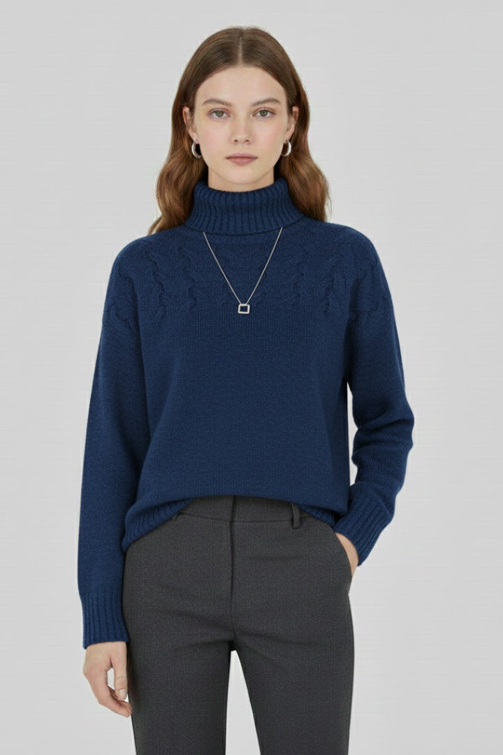 Camisola de malha feminina com gola alta, textura cable knit clássica, para um look confortável de inverno.