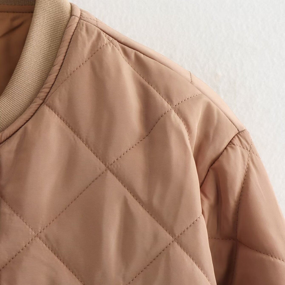 Casaco bomber acolchoado cropped feminino, tendência de moda para looks casuais de outono.