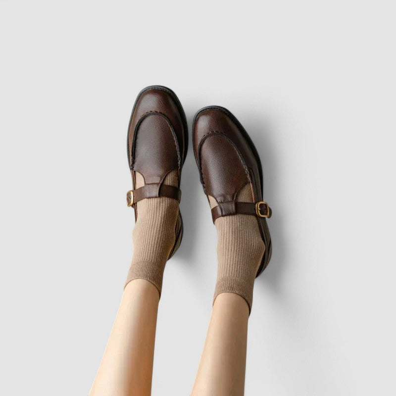 Mary Jane preto de bico quadrado, salto baixo. Sapato feminino elegante para um look versátil.
