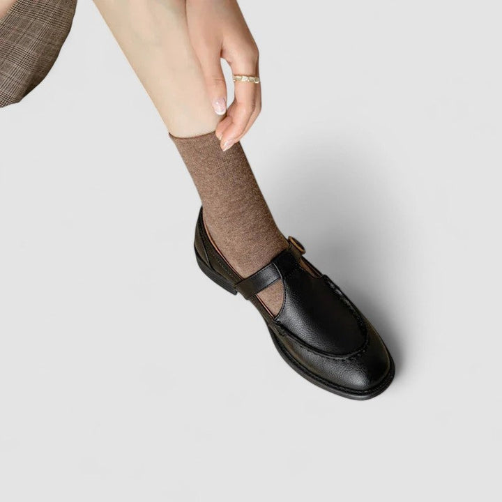 Calçado Mary Jane castanho, bico quadrado e salto baixo. Estilo feminino elegante e confortável.