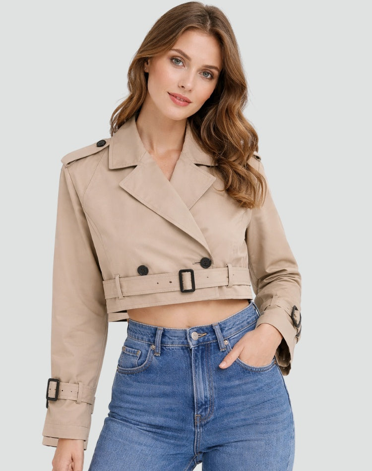 Trench coat curto feminino com cinto e duplo abotoamento, estilo clássico para meia estação. Versátil.