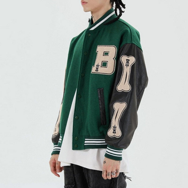 Jaqueta bomber feminina estilo varsity, com bordados tendência para um look streetwear moderno.