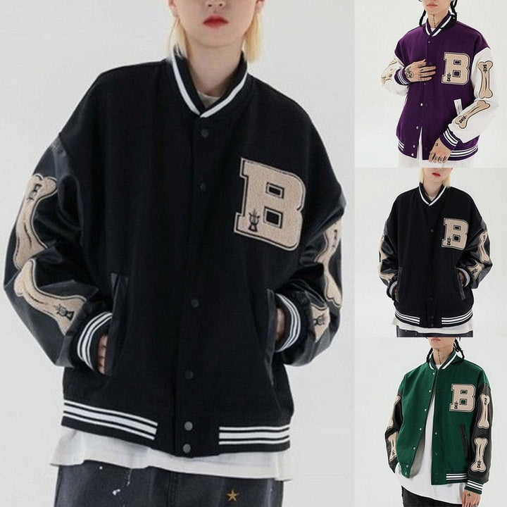 Mulher vestindo casaco varsity bomber feminino com bordados, exibindo um look desportivo e moderno de streetwear.