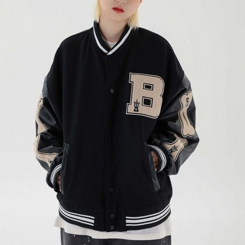 Detalhe dos bordados exclusivos no casaco varsity bomber feminino, realçando a qualidade e o estilo.