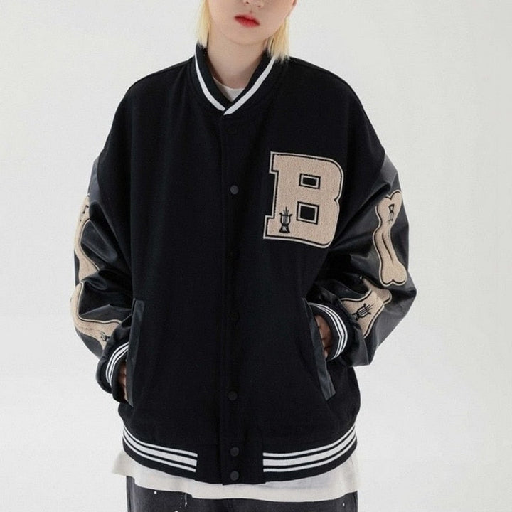 Detalhe dos bordados exclusivos no casaco varsity bomber feminino, realçando a qualidade e o estilo.