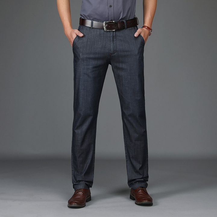 Moda masculina: Calças de ganga duráveis, corte reto e cintura alta, perfeitas para um look casual moderno.