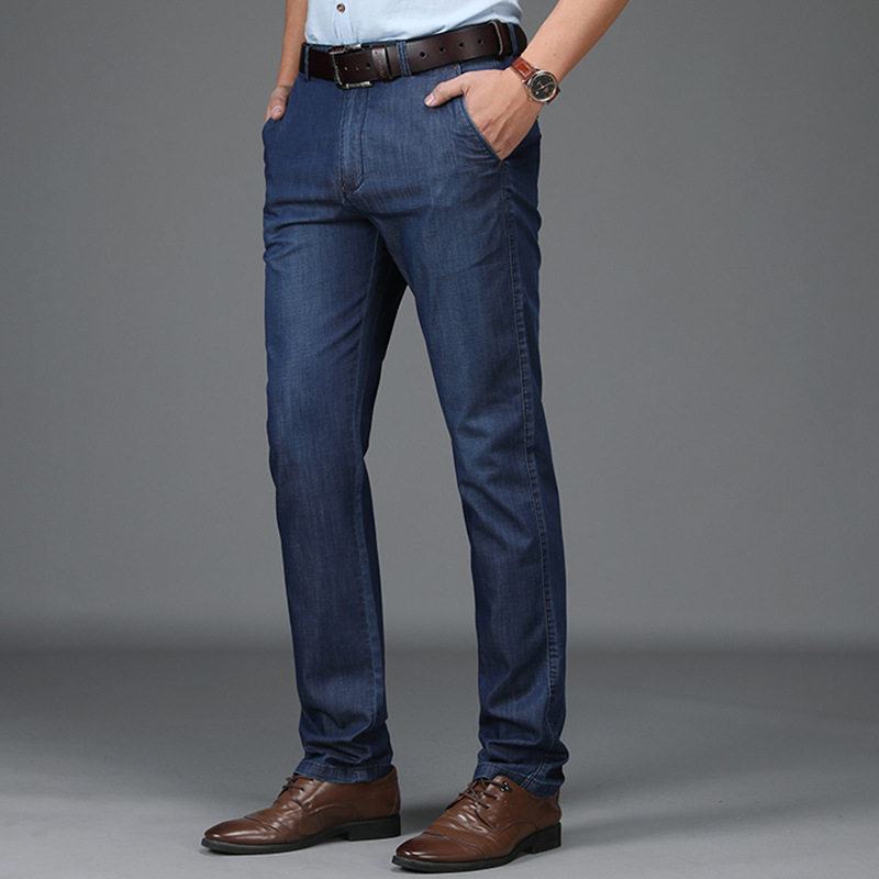 Homem vestindo calças de ganga masculinas, corte reto, cintura alta, visual casual e descontraído.