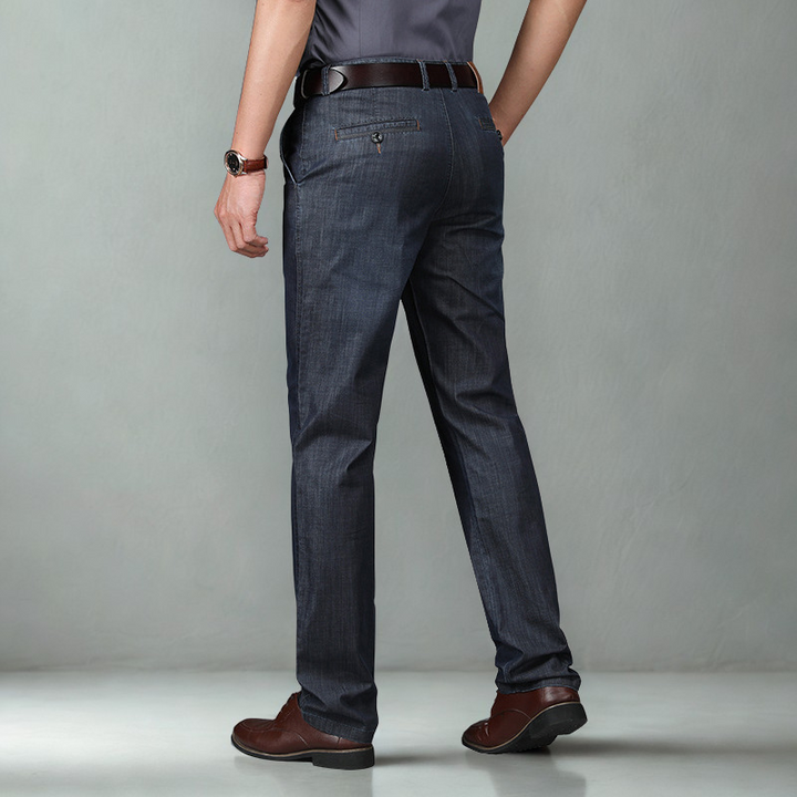 Calças de ganga, jeans masculinos, corte reto e cintura alta, ideais para combinar conforto e versatilidade.