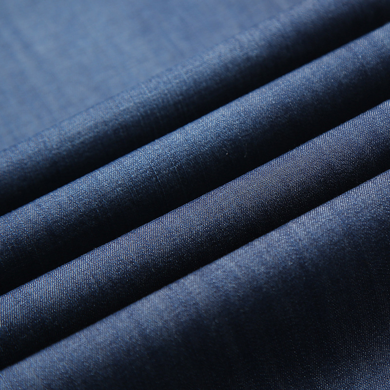 Calças de ganga masculinas, cintura alta, corte reto, peça chave para um guarda-roupa casual e elegante.