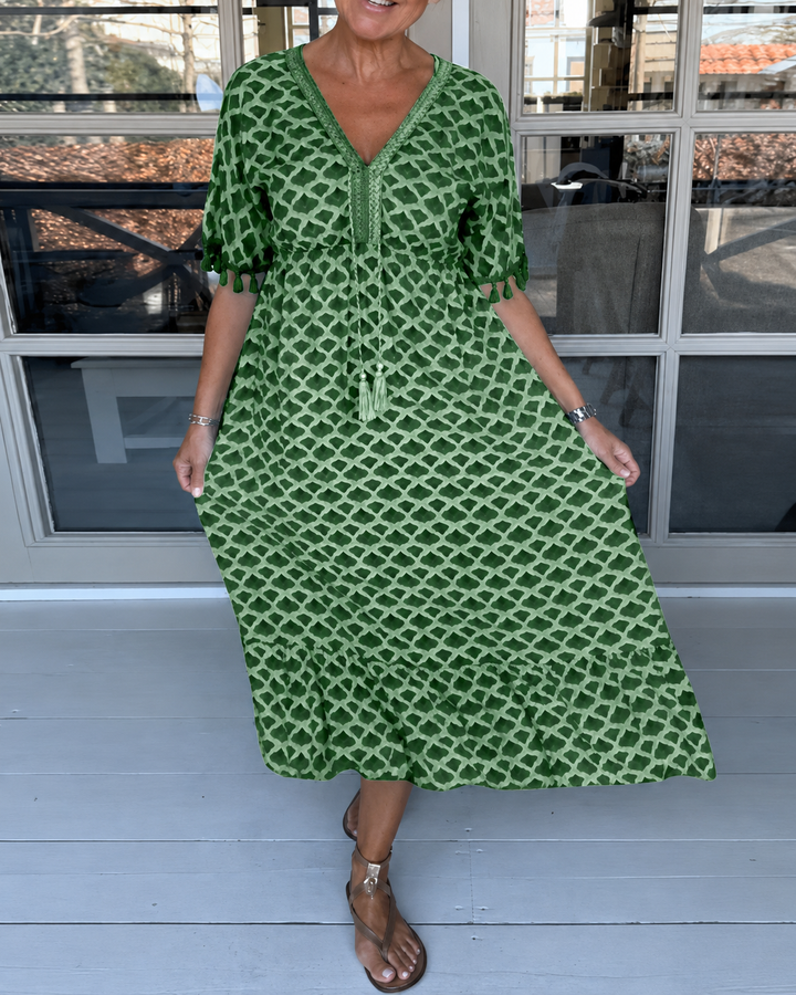 Vestido midi feminino de verão, com decote V e estampa moderna. Conforto e estilo para dias casuais.