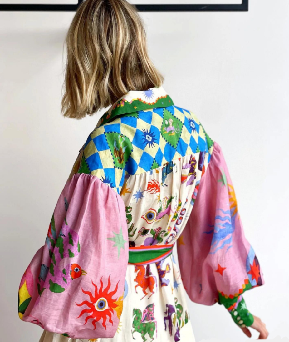 Vestido feminino Claudia estampado e vibrante com volume, tendência confortável para moda verão.