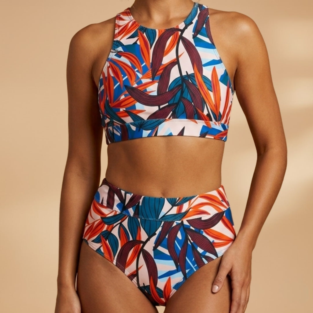 Roupa de banho feminina com estampa tropical, modelo duas peças, perfeito para a praia e piscina.