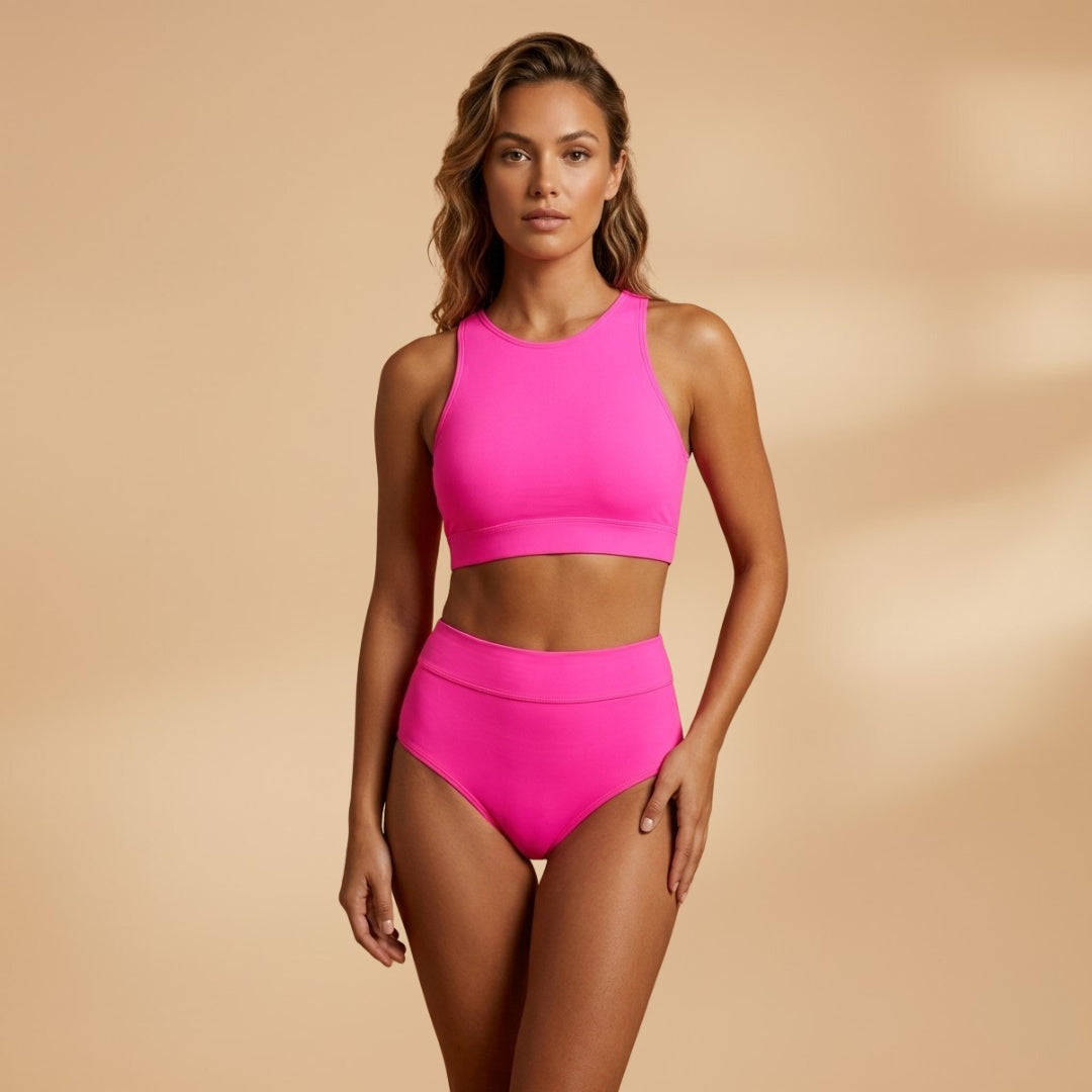 Biquíni feminino estampado tropical vibrante, top bustier e calcinha, ideal para o verão na praia.