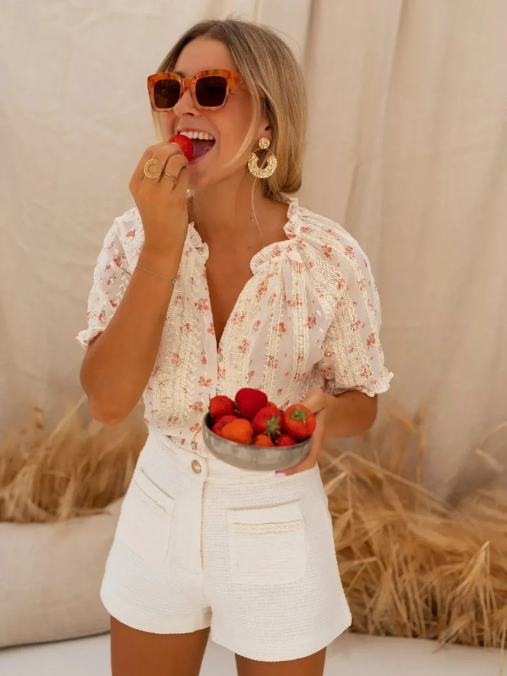 Vista a leveza do verão com a blusa floral feminina Elina. Um charme para qualquer ocasião.