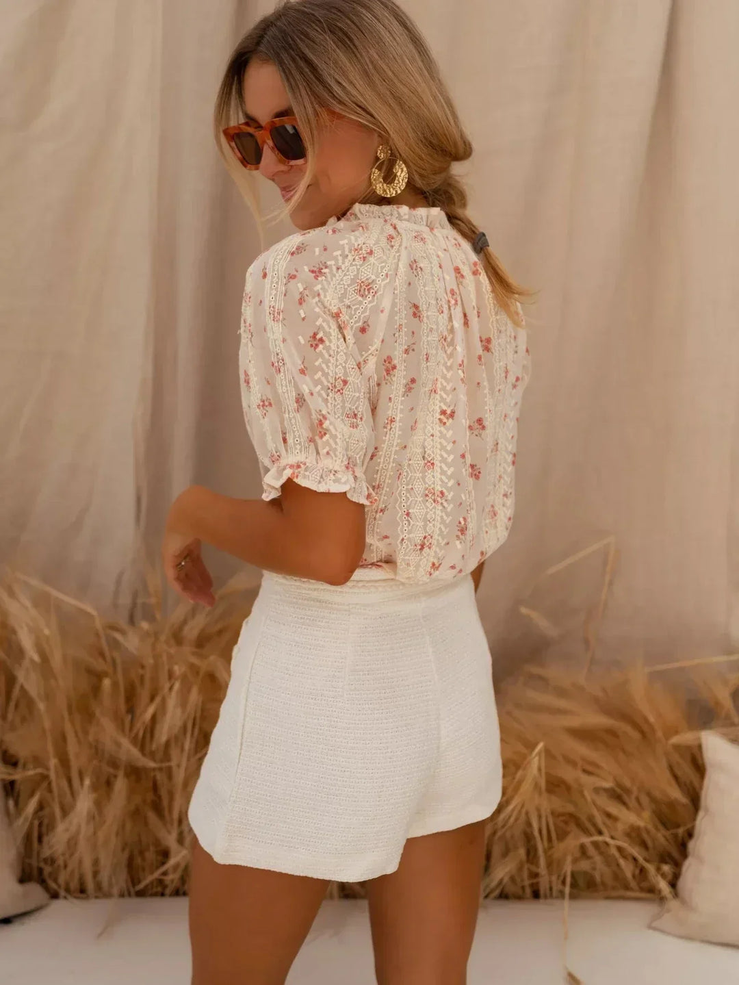 Roupa feminina Elina: blusa leve e charmosa, com design floral vibrante, ideal para dias quentes de verão.
