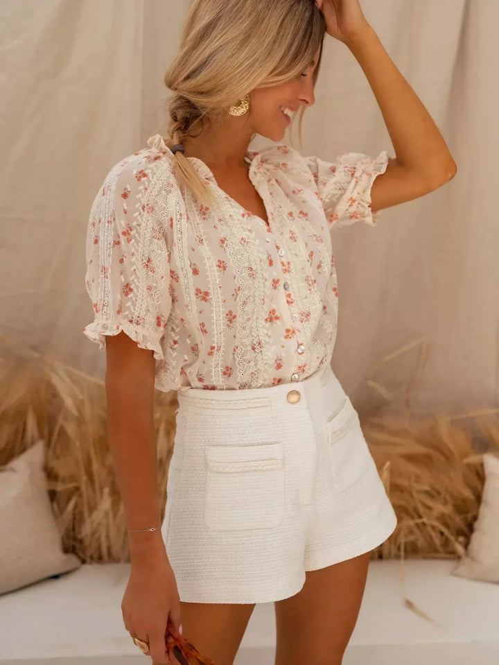 Blusa feminina floral multicolorida Elina, estilo romântico e leve, perfeita para a moda praia.