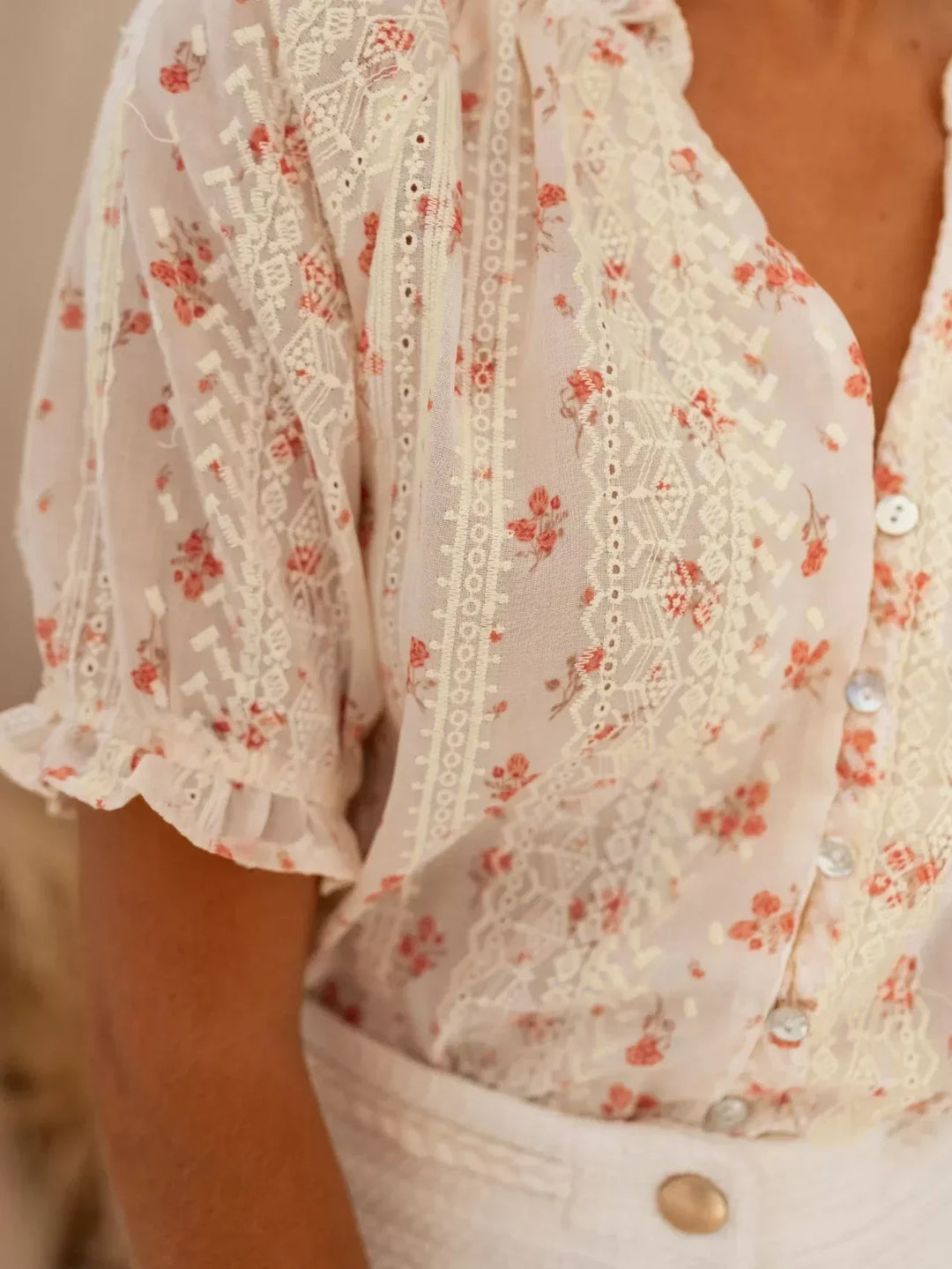 Blusa feminina Elina com estampa floral delicada, ideal para um estilo romântico e dias de verão.