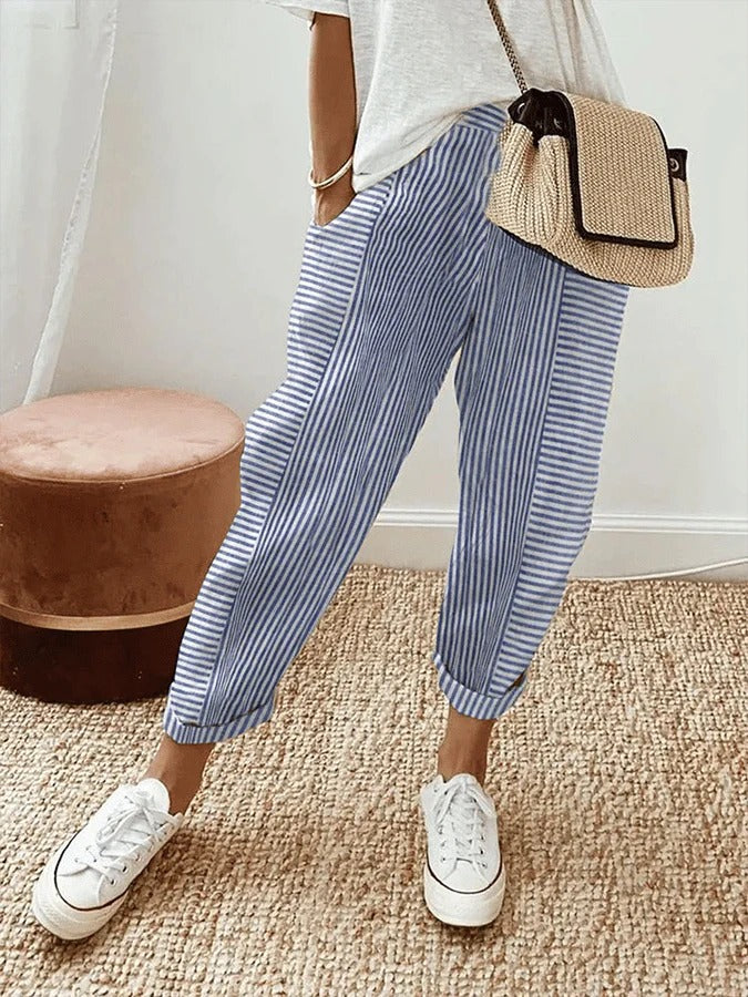 Calça feminina listrada Kae, elegante e casual. Roupa de verão ideal para conforto e estilo.