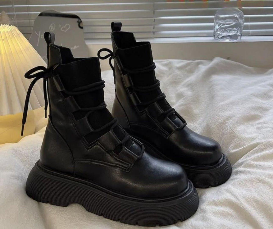 Detalhe: atacadores e fivelas nas botas militares femininas de plataforma, calçado essencial para inverno.