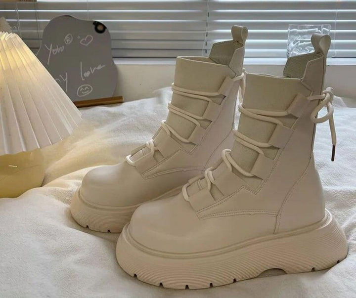 Botas militares femininas pretas de plataforma com atacadores e fivelas, estilo urbano.