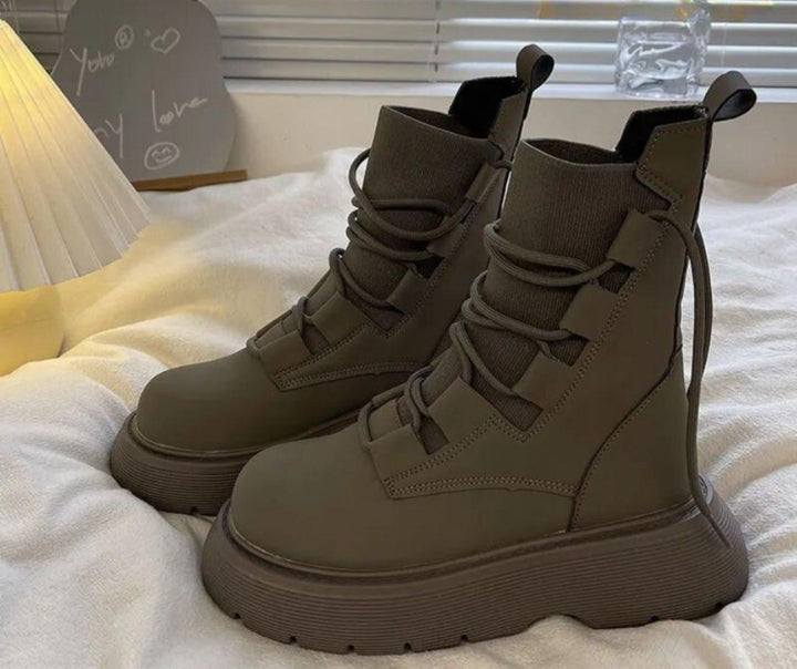Par de botas militares femininas de plataforma, design moderno com atacadores e fivelas laterais.
